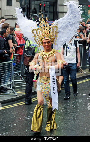 Uomo thailandese con ali bianche a Pride in London Parade 2014 a Londra, Inghilterra Foto Stock