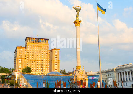 KIEV, UCRAINA - 31 Maggio 2019 : Statua di Berehynia, indipendenza monumento sulla piazza Indipendenza a Kiev , Ucraina Foto Stock