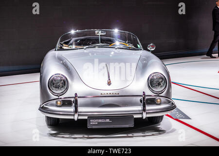 Parigi, Francia, ottobre 03, 2018: argento metallico Porsche 356 a 1600 Super Speedster al Mondial Motor Show di Parigi, vintage Porsche auto sportiva Foto Stock