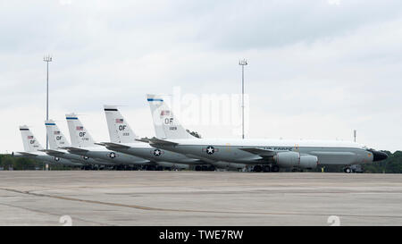 Cinque RC-135 Rivetto ricognizione congiunta sugli aeromobili assegnati alla 55ala, Offutt AFB, Nebraska, resto sul flightline a MacDill Air Force Base, Fla. velivolo evacuata a MacDill a causa dei crescenti acque alluvionali a Offutt, fornendo un percorso sicuro a letto verso il basso in modo che siano fuori pericolo. Il RC-135s supportano una missione in tutto il mondo per il teatro e il livello nazionale consumatori con quasi in tempo reale sulla scena di raccolta di intelligence, analisi e diffusione le funzionalità. (U.S. Air Force foto di Senior Airman Caleb Nunez) Foto Stock