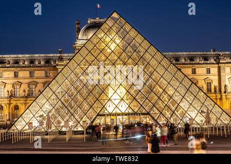 Parigi, Francia, ottobre 04, 2018: Palazzo del Louvre e la piramide (di notte) come ingresso all'interno del museo del Louvre, i turisti sightseeing, scattare foto Foto Stock