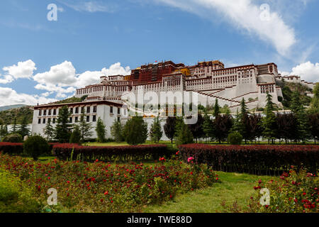 Fiori e alberi di fronte a palazzo del Potala. Unesco World Heritage Site, ex casa del Dalai Lama. Centro di buddhismo tibetano. Foto Stock