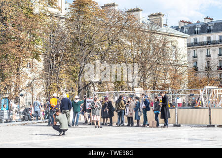 Parigi, Francia, 11 Ottobre 2018: set di film di produzione, vicino la cattedrale di Notre Dame, nebbia artificiale, attori che interpretano la scena per la visione di film Foto Stock