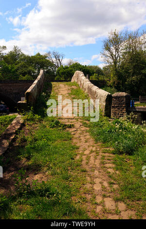 Mendicanti Packhorse Bridge (1619) oltre il fiume Esk a Glaisdale sulla North York Moors Foto Stock