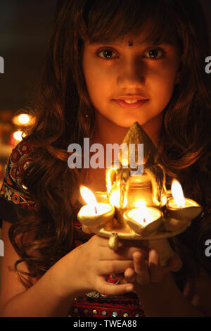 Ritratto di una ragazza che celebra diwali Foto Stock