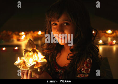 Ritratto di una ragazza che celebra diwali Foto Stock