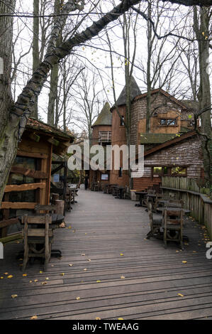 Il Treehouse con ristorante con la sua alta una cordata di passerelle in Alnwick Giardini a Alnwick Castle in Alnwick, Northumberland, Gran Bretagna Alnwick Castle ho Foto Stock