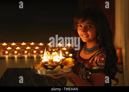 Ritratto di una ragazza che celebra diwali Foto Stock