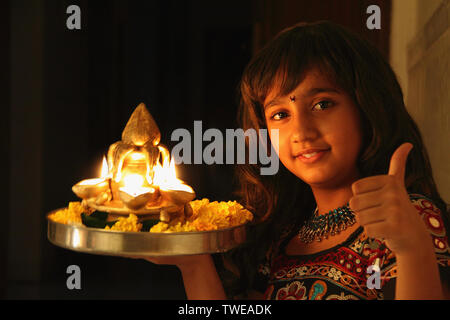 Ritratto di una ragazza che celebra diwali Foto Stock
