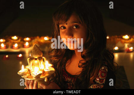 Ritratto di una ragazza che celebra diwali Foto Stock