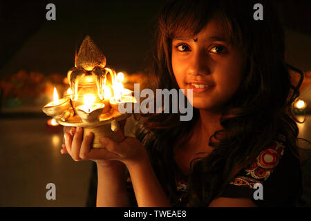 Ritratto di una ragazza che celebra diwali Foto Stock