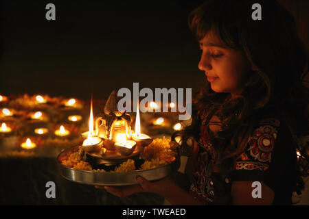 Ragazza che celebra diwali Foto Stock