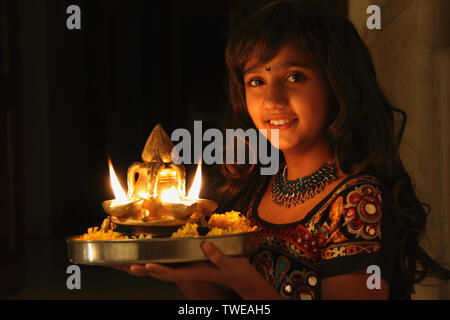 Ritratto di una ragazza che celebra diwali Foto Stock