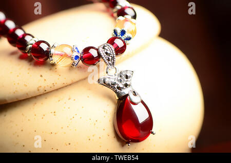 Sacco di denaro, pendente, oro, granato, Crystal Bracelet collana. Foto Stock