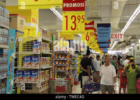 Clienti in un supermercato, Kuala Lumpur, Malesia Foto Stock