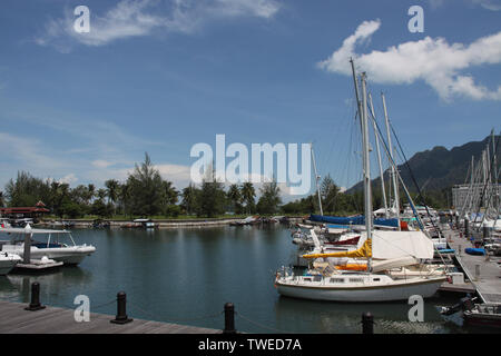 Barche ormeggiate in un porto, Telaga Harbour Park, Langkawi Island, Malesia Foto Stock