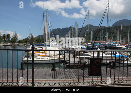 Barche ormeggiate in un porto, Telaga Harbour Park, Langkawi Island, Malesia Foto Stock