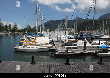 Barche ormeggiate in un porto, Telaga Harbour Park, Langkawi Island, Malesia Foto Stock