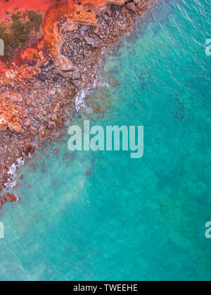 Una parte superiore verso il basso vista aerea di Gantheaume Point di BROOME, Western Australia. Foto Stock