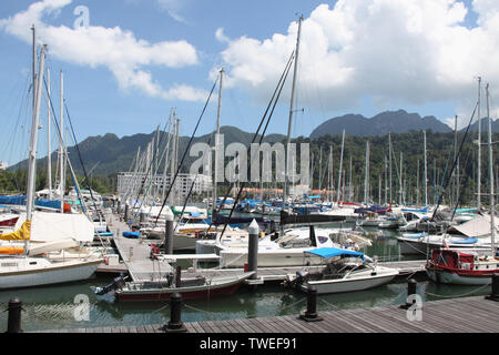 Barche ormeggiate in un porto, Telaga Harbour Park, Langkawi Island, Malesia Foto Stock