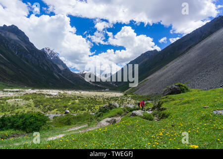 Gonga montagna di neve la linea ad anello escursioni panorama lungo la strada Foto Stock