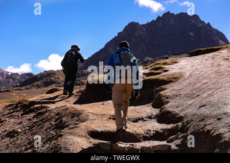 Cusco, Perù. 02Maggio, 2019. Due turisti la scalata di Rainbow Montain. Ogni passo è faticoso. L'aria sottile diventa notevole. Credito: Tino Plunert/dpa-Zentralbild/ZB/dpa/Alamy Live News Foto Stock