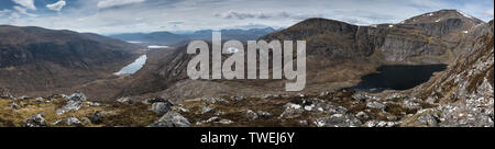 Beinn Dearg e Loch un Choire Ghranda e le lontane Fannaichs, Scozia Foto Stock