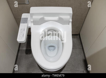 Pulire bianco innovazione a filo comodo sedile di gabinetto Foto Stock