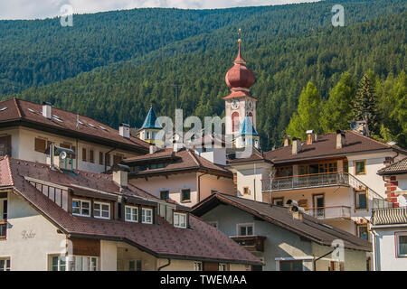 Vista sul centro storico di Ortisei in Val Gardena Foto Stock
