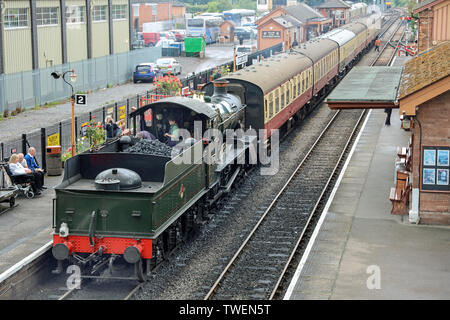 Vescovi Lydeard; stazione; piattaforma; passeggeri; 7802; motore; motore conducente; West Somerset Railway corre attraverso North Somerset. Gestito da personale e volunt Foto Stock