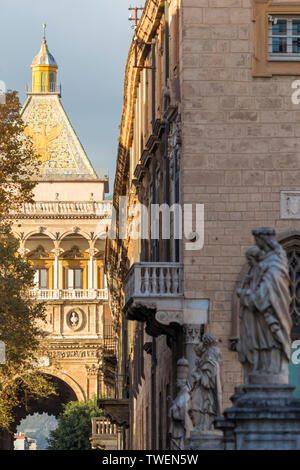 Vista da Corso Vittorio Emanuele fino a Porta Nuova, Palermo, Sicilia, Italia, Europa Foto Stock