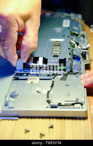 Il servizio di manutenzione del computer. La procedura guidata sostituisce la RAM, aumentando le prestazioni del computer. Master elimina la pellicola protettiva. Foto Stock