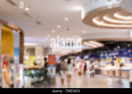 Scena sfocata del cliente shopping in Luxury department store con decorazione di illuminazione Foto Stock