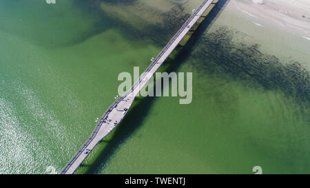 Binz, Germania. Xx Giugno, 2019. I turisti di visitare il ponte di mare nella località balneare di Binz sull'isola di Rügen. (Foto aeree con un drone). Superwetter attrae i turisti per gli alberghi e appartamenti per vacanze sul Mar Baltico. Credito: Stefan Sauer/dpa-Zentralbild/dpa/Alamy Live News Foto Stock