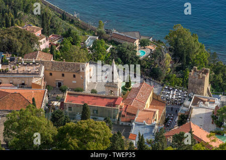 Visualizza in basso al centro della città di Taormina, Sicilia, Italia, Europa Foto Stock