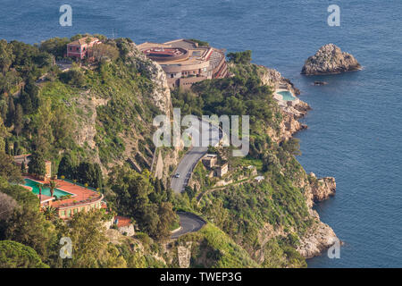 Vista in elevazione al di sopra della linea costiera, Taormina, Sicilia, Italia, Europa Foto Stock