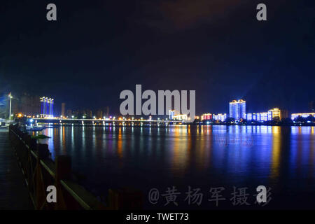 Passeggiata attraverso il traliccio per vedere la nuova città di nuovo Yudu, il rapido cambiamento di nuova città del neon lampeggiante area sovietica, il pesce che saltava dall'acqua sulle rive del fiume Yudu. La notte è tranquillo e bellissimo e nuovo Yu Du! Foto Stock