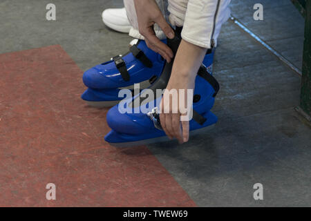 pattini blu. preparazione per pattinaggio su ghiaccio Foto Stock