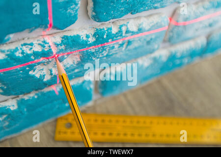 Livello Laser e linee sulla parete Foto Stock