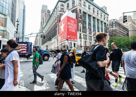 La città di New York, Stati Uniti d'America - 31 Luglio 2018: Persone che attraverso un passaggio pedonale di fronte Macys a Manhattan, New York City, Stati Uniti d'America Foto Stock