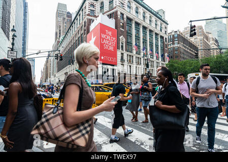 La città di New York, Stati Uniti d'America - 31 Luglio 2018: Persone che attraverso un passaggio pedonale di fronte Macys a Manhattan, New York City, Stati Uniti d'America Foto Stock