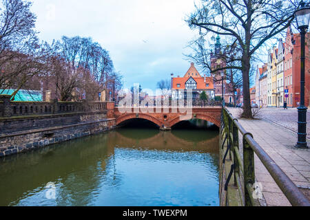 Gdansk, Polonia - Febbraio 05, 2019: Miller's Guild House e amore ponte sul canale in Gdansk città vecchia, Polonia Foto Stock