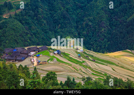 Un villaggio circondato da terrazze in montagna nel sud-est Guizhou, Guizhou, Cina Foto Stock