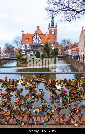 Gdansk, Polonia - Febbraio 05, 2019: Miller's Guild House e amore ponte sul canale in Gdansk città vecchia, Polonia Foto Stock
