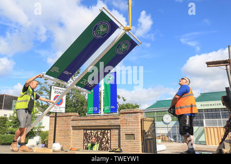 Il torneo di Wimbledon di Londra, Regno Unito. Xx Giugno, 2019. Banner con i nomi di Wimbledon 2018 Uomini e donne singles champions Novak Djokovic (Serbia) e Angelique Kerber (Germania) vengono sollevati da un carrello su i cancelli del AELTC che si prepara ad ospitare i campionati di Wimbledon Credito: amer ghazzal/Alamy Live News Foto Stock