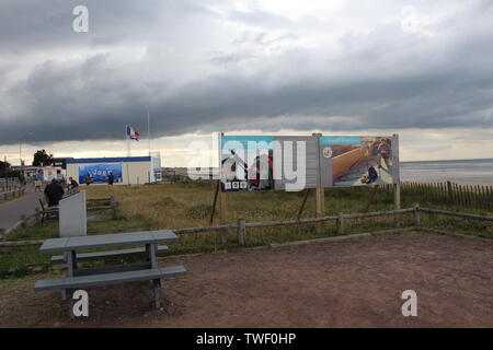 A Colleville Montgomery promenade rendant Hommage aux commandos Kieffer Foto Stock