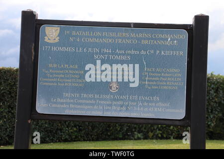 A Colleville Montgomery promenade rendant Hommage aux commandos Kieffer Foto Stock