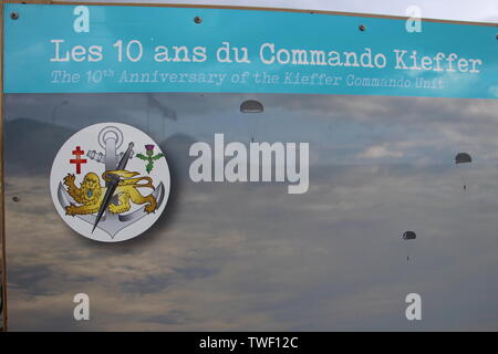 A Colleville Montgomery promenade rendant Hommage aux commandos Kieffer Foto Stock