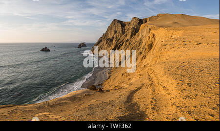 Costa di Paracas in Perù durante il tramonto. Costa del deserto in Perù Foto Stock