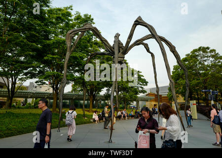 Tokyo, Giappone, 1st, Giugno 2017. La Maman spider scultura sul display alla base di Mori Tower, al di fuori del museo. Artwork visualizzato a Tokyo's Roppo Foto Stock